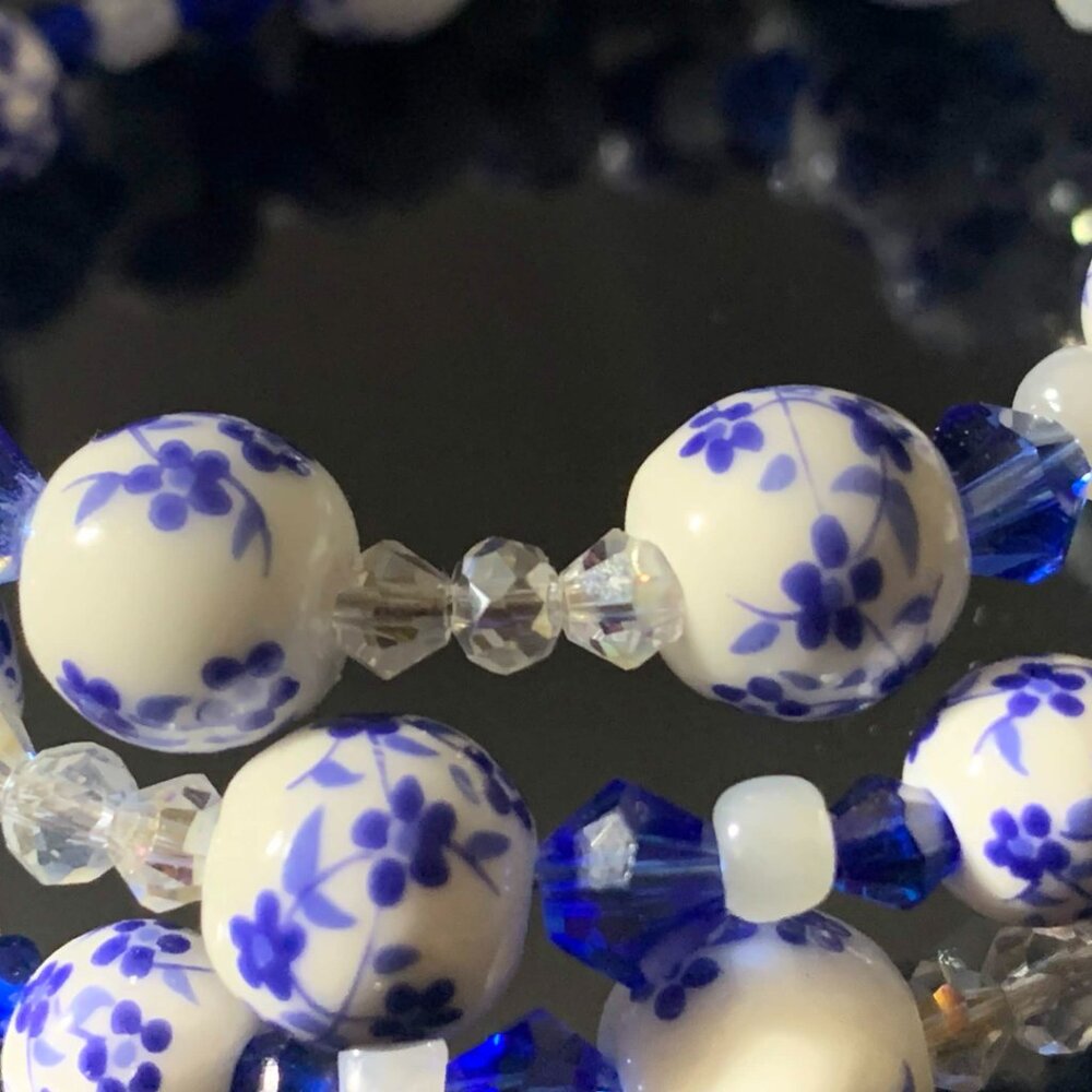 Hand Crafted White and Blue Floral Beaded Bracelet - Picture 3 of 4